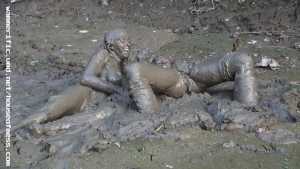 girls-just-wanna-have-mud-in-hunters-pub