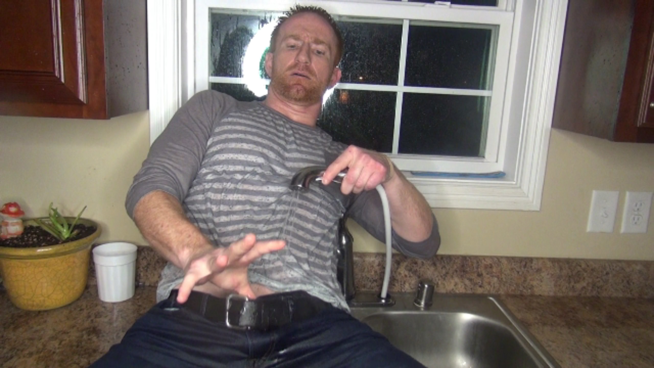 rod-takes-washing-dishes-very-seriously_