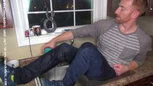 rod-takes-washing-dishes-very-seriously_