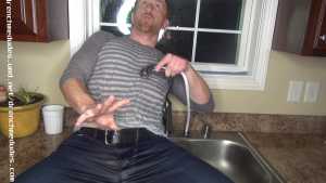 rod-takes-washing-dishes-very-seriously_