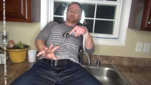 rod-takes-washing-dishes-very-seriously_