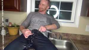 rod-takes-washing-dishes-very-seriously_